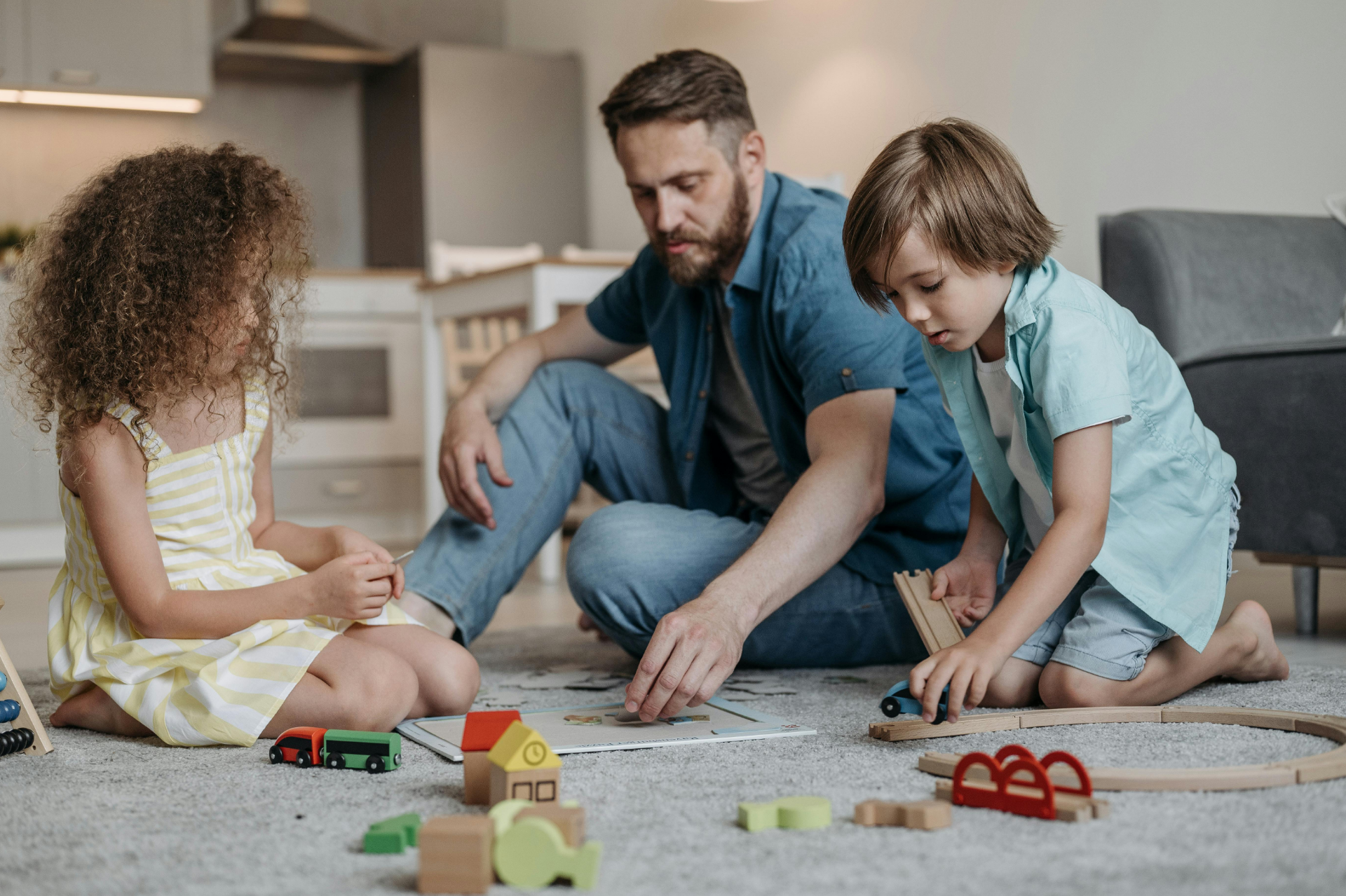 Familie spielt zusammen